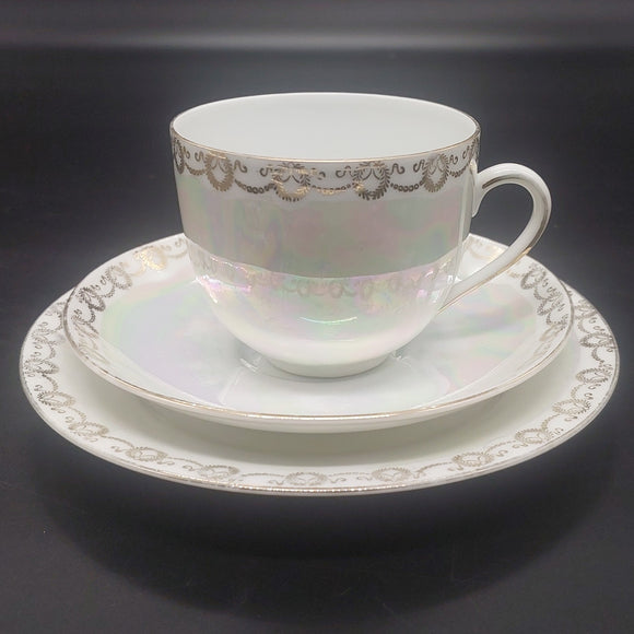 Victoria - Gold Garland on Pearl Lustre - Trio