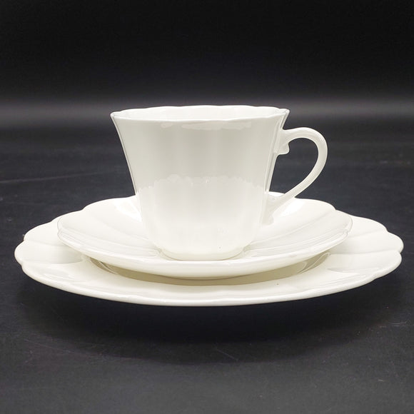 Tuscan - White with Petal-shaped Rim - Trio