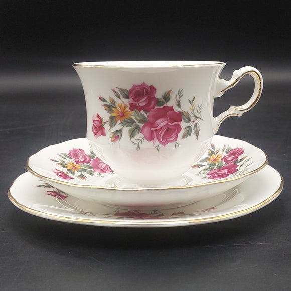 Queen Anne - Red Roses, Orange Daisy, 8628 - Trio